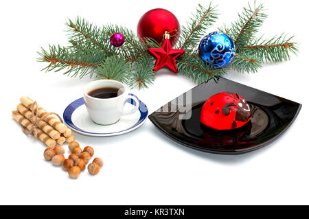 Plaque avec gâteau rouge, café et de décorations de Noël sur une branche de conifères Banque D'Images