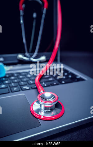 Stethoscope on laptop Banque D'Images