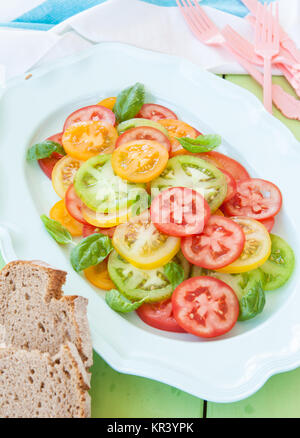 Tranches de produits frais bio, rouge, vert et tomates jaunes Banque D'Images