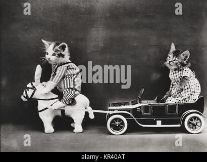 La rupture - photo montre deux chatons portant des vêtements avec un cheval jouet ou de mulet tirant une petite voiture en panne. 1914 Banque D'Images