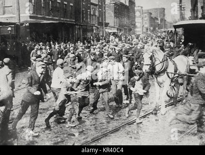 Cheval de charge des émeutiers, voiture détruire plus tard sur l'avenue Kensington, Philadelphie - Février, 1910 Banque D'Images