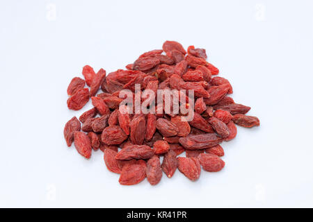 Pile de baies de goji sèches isolées sur fond blanc. Banque D'Images