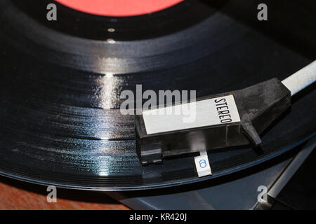 Voir ci-dessus de bras sur vinyl record Banque D'Images