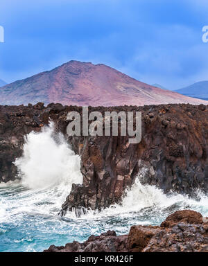 Côte de Los Hervideros avec d'énormes vagues à Lanzarote Banque D'Images