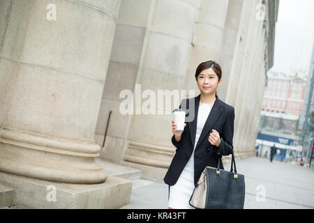 Asian Businesswoman walking at outdoor Banque D'Images