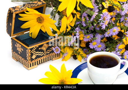 Cercueil, tasse de café, le bouquet de fleurs sauvages et de fleurs jaunes, l'image isolée Banque D'Images