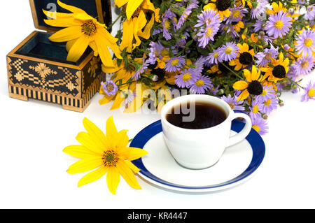 Le café, le cercueil ouvert et fleurs sauvages, still life, isoler Banque D'Images