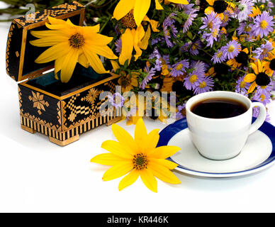 Le cercueil ouvert jaune décoré de fleurs et de café, d'isoler Banque D'Images