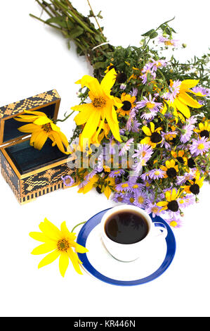 Le cercueil ouvert décoré d'un bouquet de fleurs jaunes et du café la vue supérieure Banque D'Images