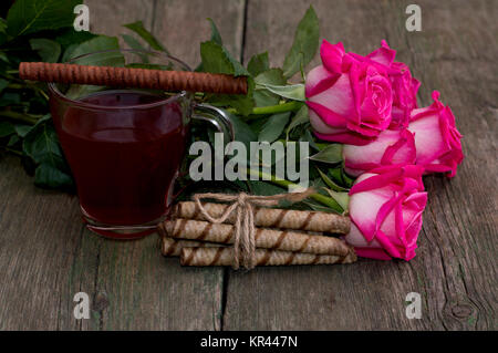 Belle nature morte, thé, roses et reliant des cookies Banque D'Images