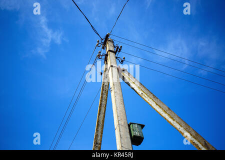 Pilier électrique et cabane Banque D'Images