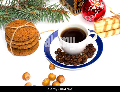 Liaison des cookies, fir-tree branch, tasse de café, café, céréales et nucule isoler Banque D'Images