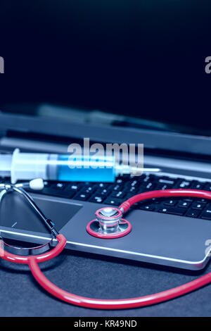 Stethoscope on laptop Banque D'Images