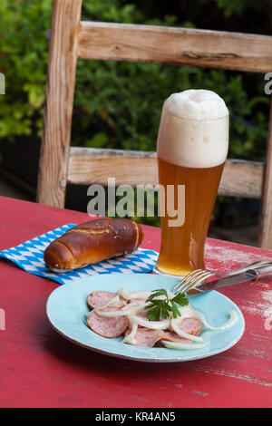 Bayerischer Wurstsalat mit Bier Banque D'Images