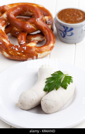 Saucisses blanches avec bretzel bavarois Banque D'Images