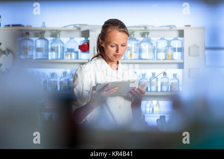 Portrait d'une chercheuse qui effectuent de la recherche dans un laboratoire de biochimie Banque D'Images