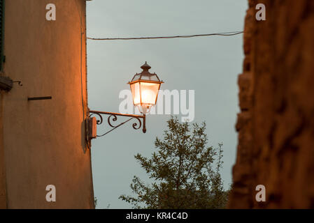 Vintage lanterne dans la ville médiévale de Lucignano, dans la région Toscane en Italie. Banque D'Images