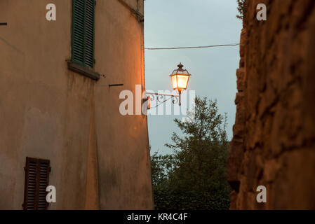 Vintage lanterne dans la ville médiévale de Lucignano, dans la région Toscane en Italie. Banque D'Images