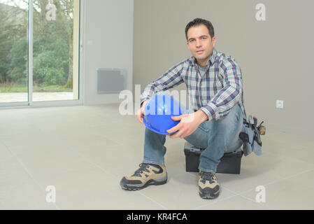 Builder assis sur sa boîte à outils Banque D'Images