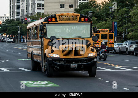 BOSTON UNITED STATES 05.09.2017 -autobus scolaire américain typique en voiture dans le centre de la ville de Boston Banque D'Images