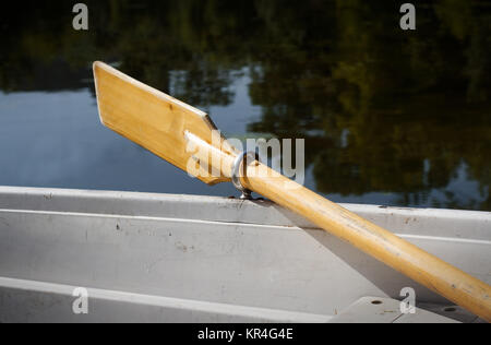 Voile en stationnement sur le bord d'un lac à la rame jusqu' Banque D'Images