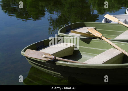 Voile en stationnement sur le bord d'un lac avec leurs avirons jusqu Banque D'Images