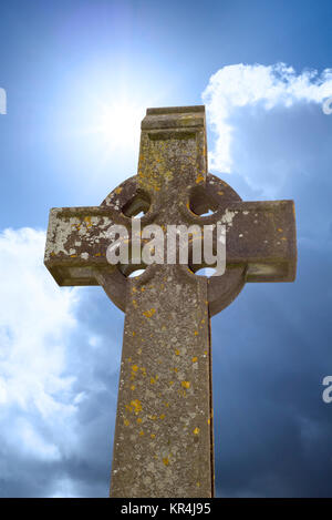 Plus de soleil celtic cross à ancient cimetière Banque D'Images