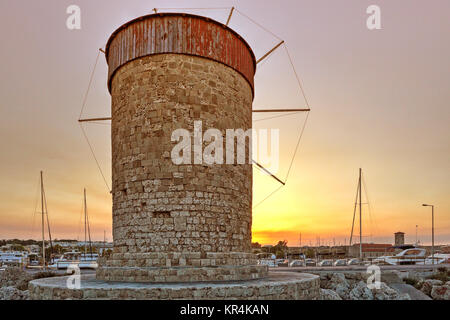 Le coucher du soleil à un moulin à vent de l'ancien port de Rhodes, Grèce Banque D'Images