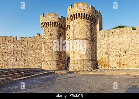 Une entrée dans le château médiéval dans la vieille ville de Rhodes, Grèce Banque D'Images