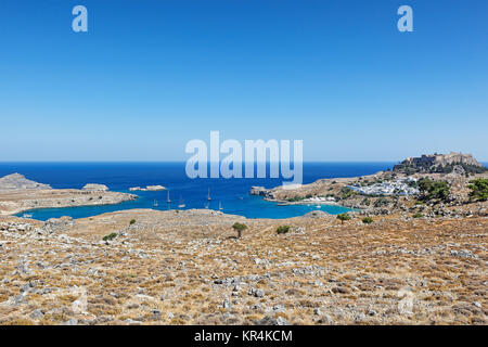 Le village de Lindos avec une baie magnifique, château médiéval et maisons pictursque sur une colline est la star de Rhodes, en Grèce. Banque D'Images