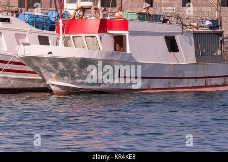 Les bateaux de pêche ancrés en Sicile, Italie. Banque D'Images