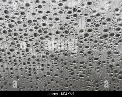 La condensation de l'humidité de l'eau dans le cadre de toit en plastique à rayures Banque D'Images