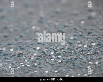 Goutte d'eau l'eau de condensation sous toiture plastique Cool Banque D'Images