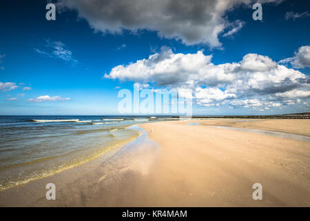 Plage de sable dans la mer Baltique, la ville de Leba, Pologne Banque D'Images