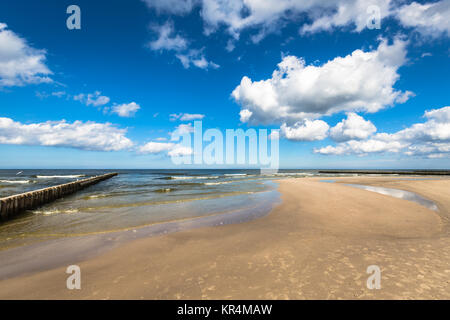 Plage de sable dans la mer Baltique, la ville de Leba, Pologne Banque D'Images