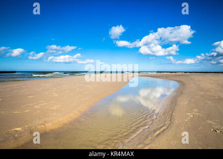 Plage de sable dans la mer Baltique, la ville de Leba, Pologne Banque D'Images