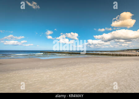 Plage de sable dans la mer Baltique, la ville de Leba, Pologne Banque D'Images