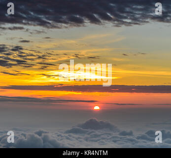 Soleil levant tôt le matin au-dessus de la mer de brouillard Banque D'Images