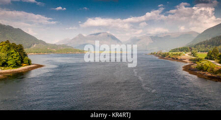 Les montagnes de Glen Coe s'élèvent sur les rives du Loch Leven, à l'ouest des Highlands d'Écosse un jour d'été. Banque D'Images