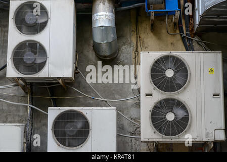 Groupe d'unités de climatisation à l'extérieur du bâtiment Banque D'Images