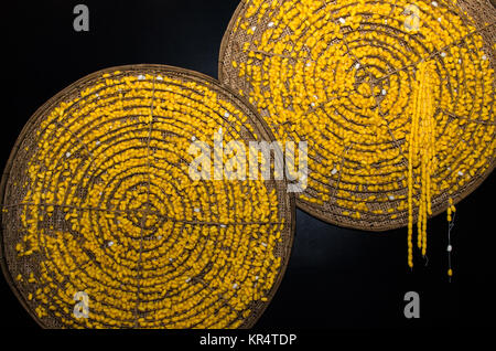 Cocon de vers à soie jaune dans panier de bambou Banque D'Images