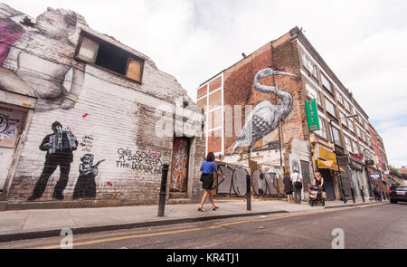 Londres, Angleterre, Royaume-Uni - 4 juillet 2010 : peintures murales graffiti peint sur les immeubles de bureaux et de maisons abandonnées dans la rue Hanbury près de Brick Lane dans l'Est de Londres Banque D'Images