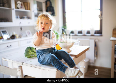 Bébé garçon dans la cuisine. Banque D'Images