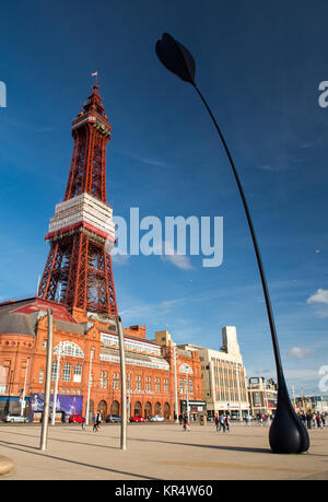 Blackpool, England, UK - 1 août 2015 : une sculpture dart sur le front de mer de Blackpool, avec la tour de Blackpool derrière par un après-midi d'été. Banque D'Images