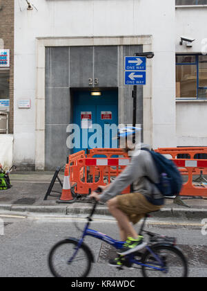 Londres, Angleterre, Royaume-Uni - 28 juillet 2016 : la signalisation routière s'opposant à marquage dans les rues à sens unique dans la région de Hackney, Londres. Banque D'Images