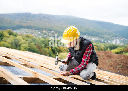 Jeune femme sur le site de construction. Banque D'Images