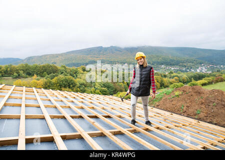 Jeune femme sur le site de construction. Banque D'Images
