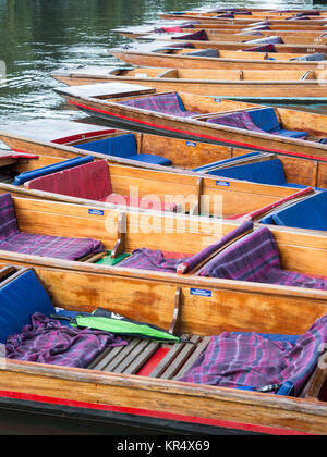 Cambridge, Angleterre, Royaume-Uni - 19 août 2017 : punt bateaux sont amarrés sur la rive de la came à Cambridge. Banque D'Images