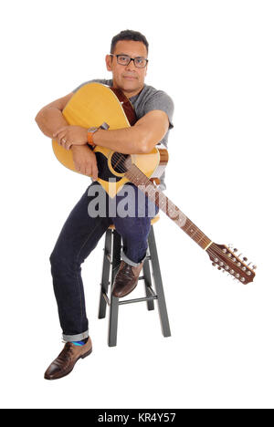 Hispanic man holding sa guitare. Banque D'Images