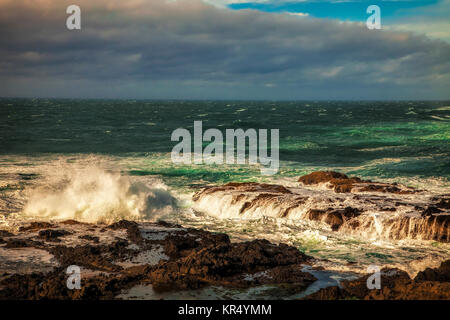 Vagues se brisant sur la côte de l'Oregon à Cape Perpetua Banque D'Images